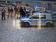 Zdjęcia z monitoringu dokumentujące kradzież szpady i późniejszą akcję służb
