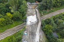 <p>Trwa demontaż starej konstrukcji drugiego wiaduktu i przygotowywany jest teren pod budowę nowego obiektu&nbsp;</p>