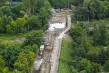 <p>Trwa demontaż starej konstrukcji drugiego wiaduktu i przygotowywany jest teren pod budowę nowego obiektu&nbsp;</p>