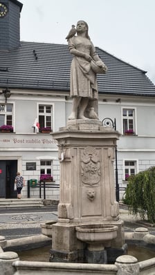 <p>Pomnik Gołębiarki we Wleniu</p>