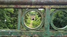<p>Tunel kolejowy we Wleniu widziany z wiaduktu nad torami</p>