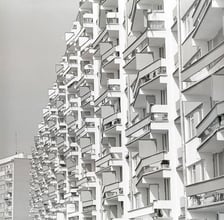 <p>Architekci starali się urozmaicać budynki z wielkie płyty</p>