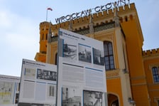 Plenerowa wystawa „Prefabrykaty na Kwadraty”  przed Dworcem Głównym we Wrocławiu