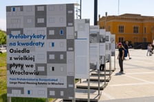 Plenerowa wystawa „Prefabrykaty na Kwadraty”  przed Dworcem Głównym we Wrocławiu
