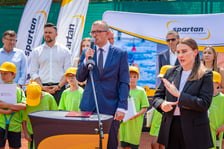<p>Wiceprezydent Wrocławia Mateusz Żak podczas konferencji prasowej</p>