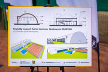 <p>Plansza z projektem nowej hali tenisowej przy ul. Lubińskiej 53</p>