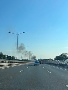 Płonie bus na A8 we Wrocławiu. Zablokowana AOW koło stadionu