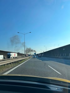 Płonie bus na A8 we Wrocławiu. Zablokowana AOW koło stadionu