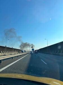 Płonie bus na A8 we Wrocławiu. Zablokowana AOW koło stadionu