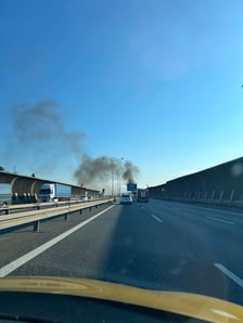 Płonie bus na A8 we Wrocławiu. Zablokowana AOW koło stadionu