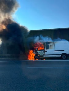 Płonie bus na A8 we Wrocławiu. Zablokowana AOW koło stadionu