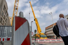 Dźwig zajął całą jedną jezdnię na Kazimierza Wielkiego