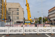 Dźwig zajął całą jedną jezdnię na Kazimierza Wielkiego