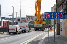 Dźwig zajął całą jedną jezdnię na Kazimierza Wielkiego