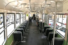 Siedzenia w tramwaju Konstal 102