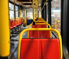 Plastikowe – i jak się okazuje chyba kultowe – siedzenia w tramwaju Konstal 105