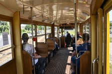 Drewniane siedzenia w zabytkowym tramwaju Konstal N