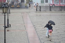 Deszcz złapał przechodniów na Placu Solnym, 14.07.2026 r.