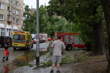Drzewo spadło na samochód w rejonie skrzyżowania ul. Barlickiego i Kluczborskiej, 14.07.2026