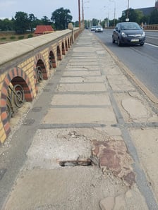 Uszkodzony chodnik na Mostach Osobowickich. Remont potrwa 4-6 tygodni