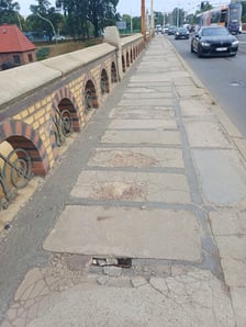 Uszkodzony chodnik na Mostach Osobowickich. Remont potrwa 4-6 tygodni