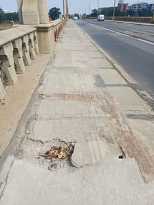 Uszkodzony chodnik na Mostach Osobowickich. Remont potrwa 4-6 tygodni