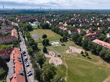 <p>Osiedla Biskupin-Sępolno-Dąbie-Bartoszowice, widok z drona. Lipiec 2026</p>