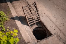 <p>Slużby MPWiK w piątek (17 lipca) oczyszczały wpusty w rejonie wiaduktu przy ul. Ścinawskiej</p>