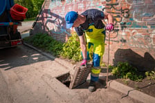 <p>Slużby MPWiK w piątek (17 lipca) oczyszczały wpusty w rejonie wiaduktu przy ul. Ścinawskiej</p>