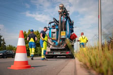 <p>Slużby MPWiK w piątek (17 lipca) oczyszczały wpusty w rejonie wiaduktu przy ul. Ścinawskiej</p>