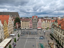 Na Rynku trwa budowa sceny i ekranu na potrzeby MFF TAURON Nowe Horyzonty, 21 lipca 2026 r.