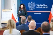 <p>Podpisanie listu intencyjnego w sprawie powołania Dolnośląskiego Akademickiego Korpusu Ochrony Ludności (DAKOL). Wrocław, 21.07.2026. Przy mikrofonie Wojewoda Dolnośląski Anna Żabska.</p>
