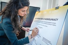 <p>Podpisanie listu intencyjnego w sprawie powołania Dolnośląskiego Akademickiego Korpusu Ochrony Ludności (DAKOL). Wrocław, 21.07.2026. Podpis składa Wojewoda Dolnośląski Anna Żabska.</p>