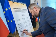 <p>Podpisanie listu intencyjnego w sprawie powołania Dolnośląskiego Akademickiego Korpusu Ochrony Ludności (DAKOL). Wrocław, 21.07.2026. Podpis składa prof. Kamil Staniec, prorektor ds. kształcenia PWr.</p>