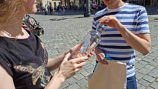 Butelki z tritanu trafiły do nowych właścicieli. Akcja ich rozdawania odbyła się na Rynku w środę (29 lipca 2026 r.)