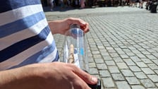 Butelki z tritanu trafiły do nowych właścicieli. Akcja ich rozdawania odbyła się na Rynku w środę (29 lipca 2026 r.)