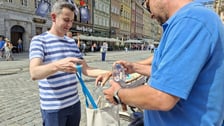 Butelki z tritanu trafiły do nowych właścicieli. Akcja ich rozdawania odbyła się na Rynku w środę (29 lipca 2026 r.)