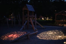 Podwórko na Karłowicach (Kromera/Bydgoska/Łąka Mazurska) ma swoje drugie, nocne oblicze. Zamontowane tu w trakcie rewitalizacji projektory pozwalają wyświetlać na nawierzchni różne obrazy, m.in. mapę nocnego nieba czy planszę do gier podwórkowych. 30.07.2026 r.
