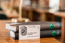 <p>Karta biblioteczka z rysunkiem wrocławskiego artysty Tomasza Brody</p>