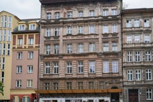 Fasada kamienicy przy ul. Pobożnego 20 - stan obecny przed remontem.