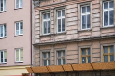 Fasada kamienicy przy ul. Pobożnego 20 - stan obecny przed remontem.