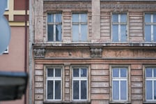 Fasada kamienicy przy ul. Pobożnego 20 - stan obecny przed remontem.