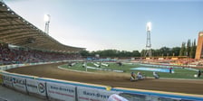Stadion Olimpijski jest areną, na której odbywają się zawody żużlowe na najwyższym poziomie. Na zdjęciu fragment meczu żużlowców Sparty Wrocław