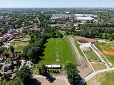 Przebudowę przejdzie widoczny na zdjęciu stadion na Zakrzowie. Korzystają z niego piłkarze Polaru i na boisku obok drużyna baseballu Barons Wrocław