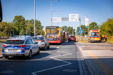 <p>Wypadek przy Al. Krzywoustego z udziałem autobusu i samochodu osobowego</p>