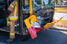 <p>Wypadek przy Al. Krzywoustego z udziałem autobusu i samochodu osobowego</p>