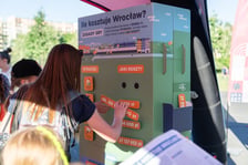 Tablica „Ile kosztuje Wrocław”  - tu można zgadywać ile kosztują usługi miejskie