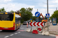 Remont zatok autobusowych na ul. Klecińskiej.