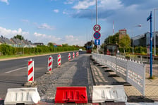 Remont zatok autobusowych na ul. Klecińskiej.