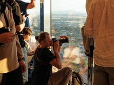 Taras widokowy Sky Tower w dniu głębokiego zaćmienia Słońca, 13 sierpnia 2026